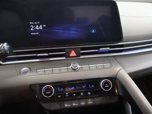 Used 2024 Hyundai Elantra SEL FWD image 19