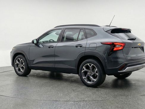Used 2025 Chevrolet Trax LT w/ LT Convenience Package image 6