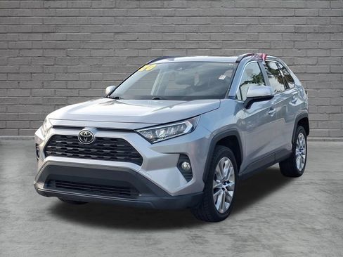 Used 2020 Toyota RAV4 XLE Premium FWD image 3