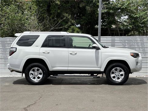 Used 2018 Toyota 4Runner SR5 AWD/4WD image 9