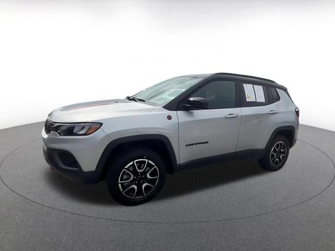 Used 2025 Jeep Compass Trailhawk AWD/4WD image 8