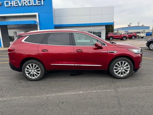 Used 2019 Buick Enclave Essence image 2