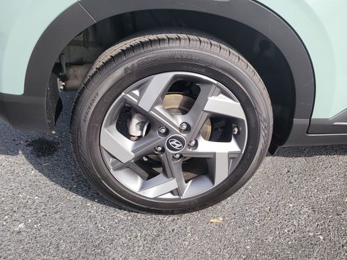 Used 2025 Hyundai Venue SEL image 9