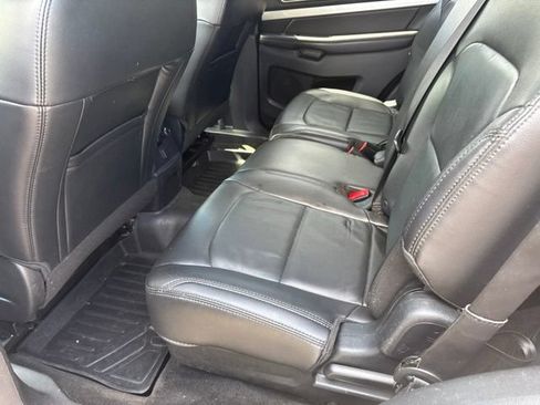 Used 2017 Ford Explorer XLT w/ Equipment Group 202A AWD/4WD image 13