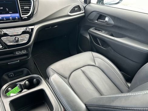 Used 2025 Chrysler Pacifica Select image 15