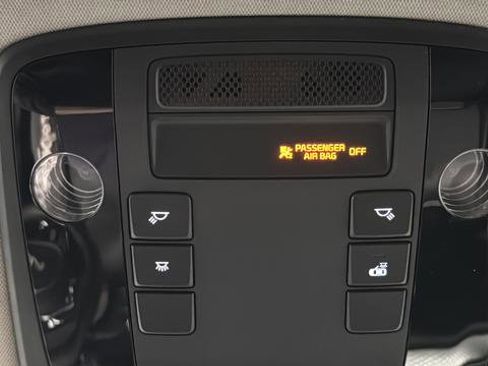 Used 2024 Kia Carnival LX image 32