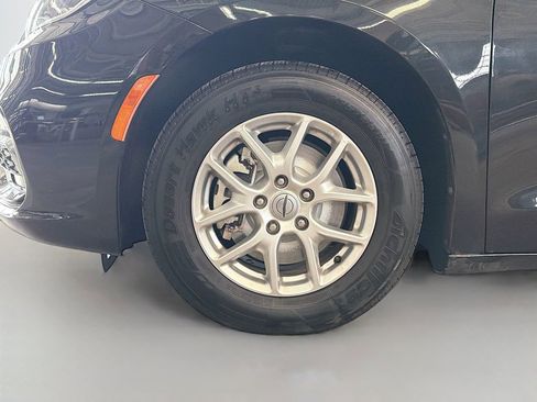 Used 2023 Chrysler Pacifica Touring-L image 33
