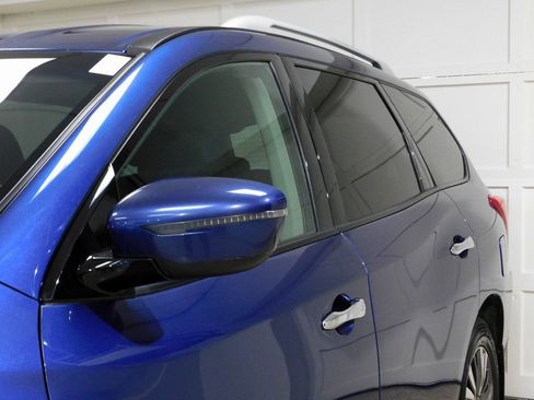 Used 2018 Nissan Pathfinder SV image 19