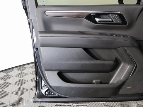 Used 2025 Chevrolet Suburban LT RWD image 11