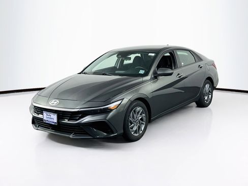 Used 2024 Hyundai Elantra SEL image 1
