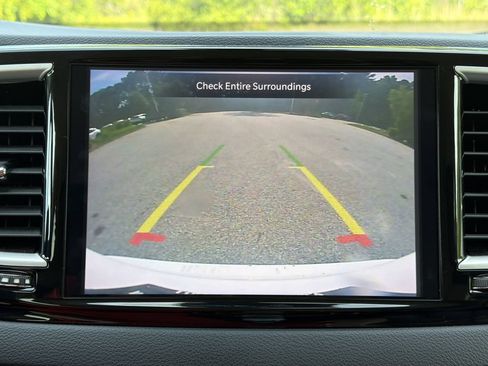 Used 2024 Chrysler Pacifica Touring-L FWD image 5