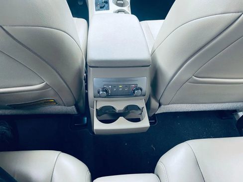 Used 2012 Toyota Highlander SE image 26