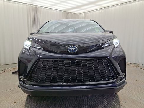 Used 2025 Toyota Sienna XSE image 35