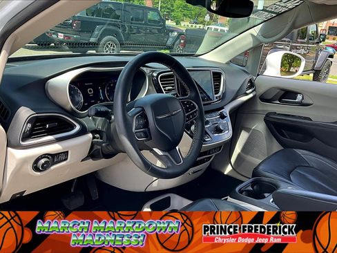 Used 2022 Chrysler Pacifica Touring-L image 11