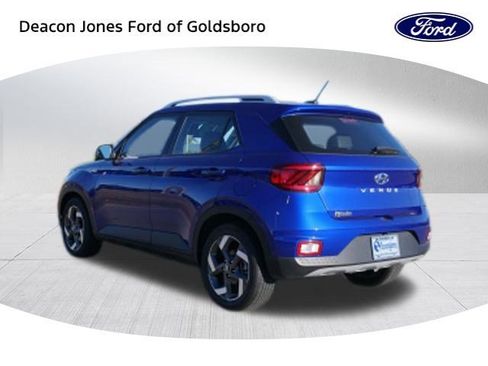Used 2023 Hyundai Venue Limited image 5