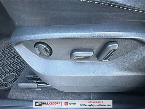 Used 2020 Volkswagen Atlas Cross Sport SE w/ Towing Package image 16