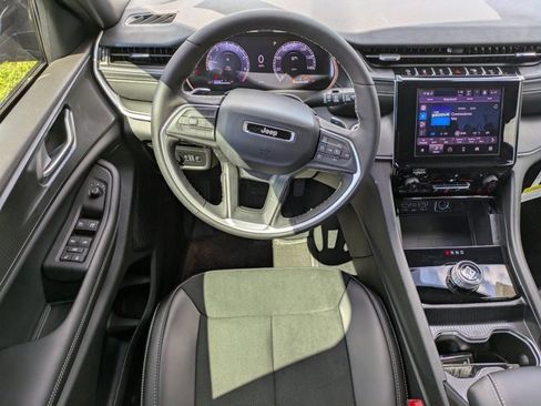 New 2025 Jeep Grand Cherokee Altitude image 14