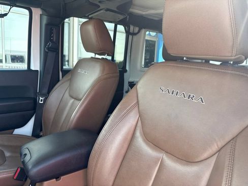 Used 2017 Jeep Wrangler Unlimited Sahara w/ Connectivity Group AWD/4WD image 11