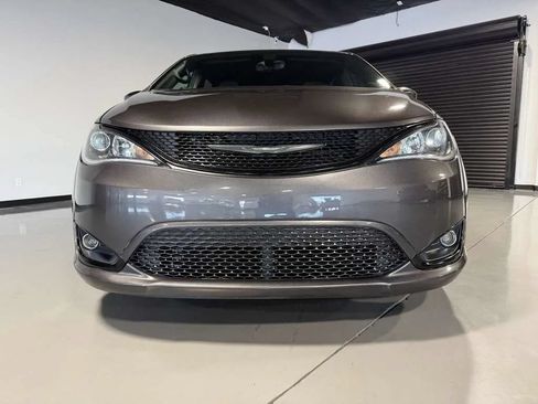 Used 2018 Chrysler Pacifica Touring Plus w/ S Appearance Package FWD image 2