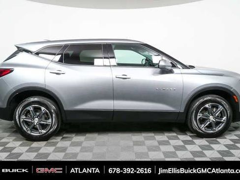 Used 2025 Chevrolet Blazer LT FWD image 2