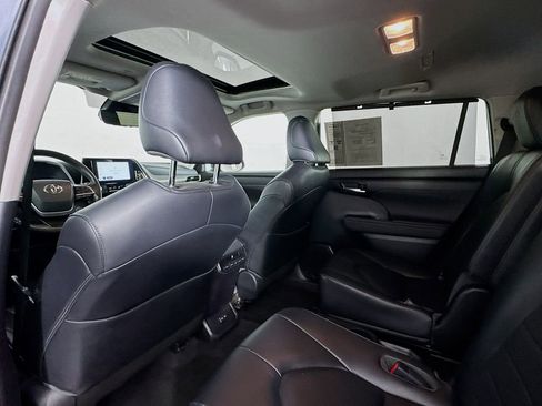 Used 2023 Toyota Highlander XLE image 18