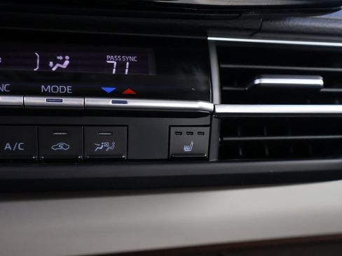 Used 2024 Toyota Sienna XLE image 30