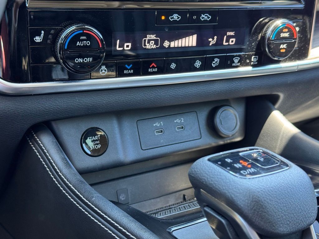 Used 2024 Nissan Rogue Platinum w/ Platinum Premium Package FWD image 33