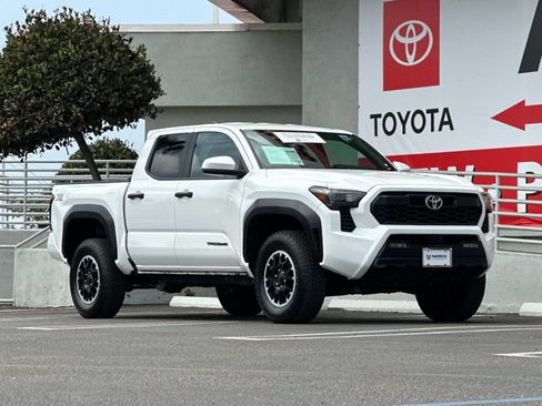Used 2025 Toyota Tacoma TRD Off-Road AWD/4WD image 8