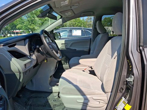 Used 2019 Toyota Sienna L image 14