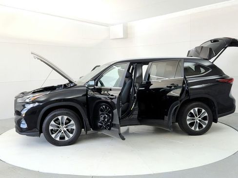 Certified 2024 Toyota Highlander XLE AWD/4WD image 10