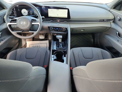 Used 2025 Hyundai Elantra SEL image 11