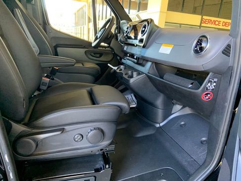 Used 2023 Mercedes-Benz Sprinter 2500 image 13