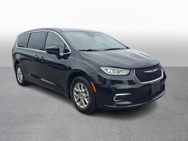 Used 2025 Chrysler Pacifica Select FWD image 3