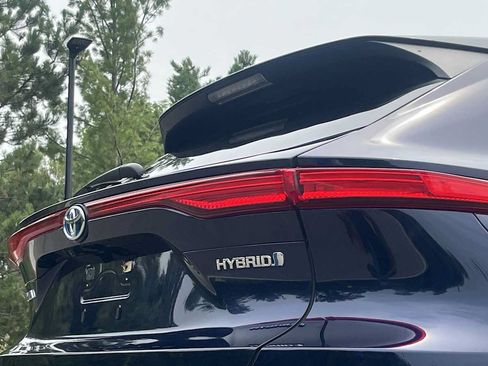 Used 2021 Toyota Venza LE AWD/4WD image 18