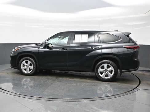 Used 2024 Toyota Highlander LE image 3
