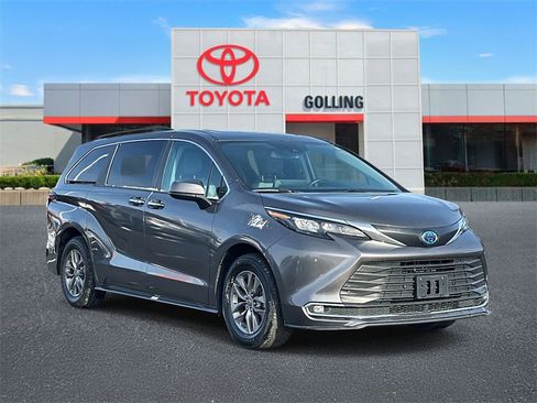 Used 2024 Toyota Sienna XLE image 7