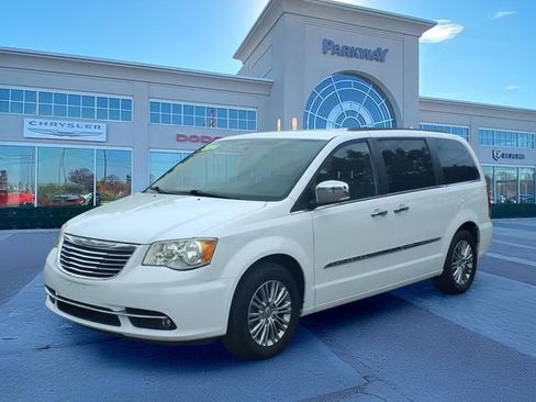 Used 2014 Chrysler Town & Country Touring-L w/ Driver Convenience Group FWD image 1
