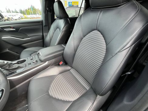 Used 2025 Toyota Highlander XSE AWD/4WD image 34