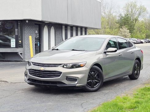 Used 2017 Chevrolet Malibu LT FWD image 2