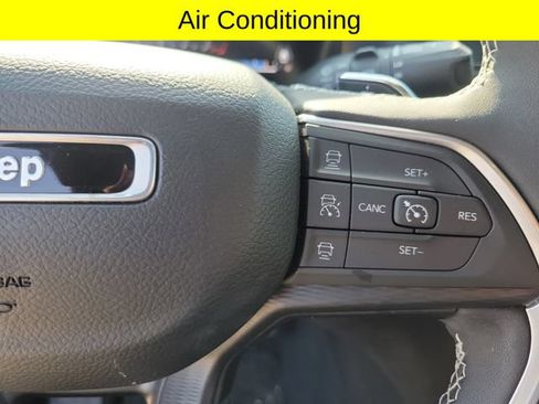 Used 2024 Jeep Grand Cherokee Altitude AWD/4WD image 12