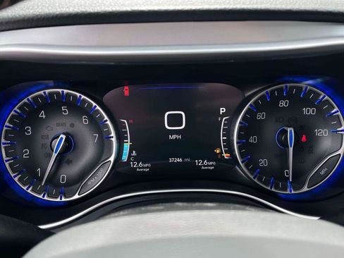 Used 2025 Chrysler Pacifica Limited FWD image 3