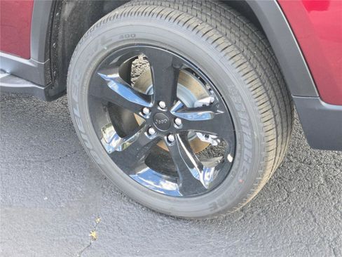 New 2025 Jeep Grand Cherokee Altitude image 18