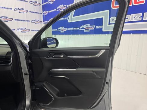 Used 2025 GMC Acadia Elevation image 29