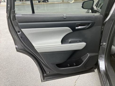 Certified 2023 Toyota Highlander XLE image 22