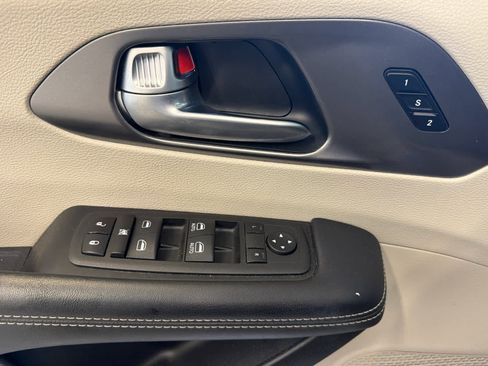 Used 2023 Chrysler Pacifica Touring-L image 18