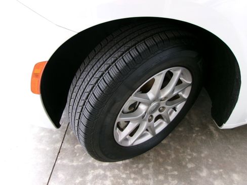 Used 2024 Chrysler Pacifica Touring-L FWD image 6
