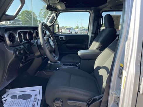 Used 2023 Jeep Gladiator Sport AWD/4WD image 15