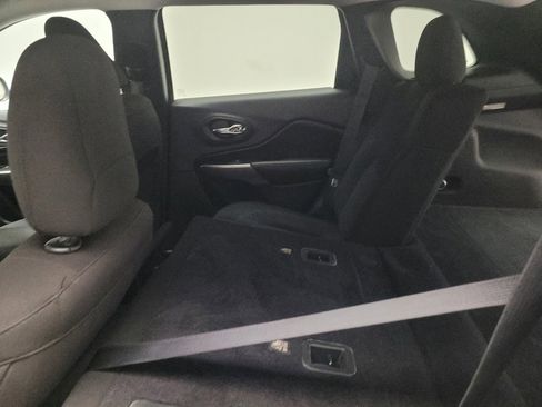 Used 2019 Jeep Cherokee Latitude w/ Popular Appearance Group image 18