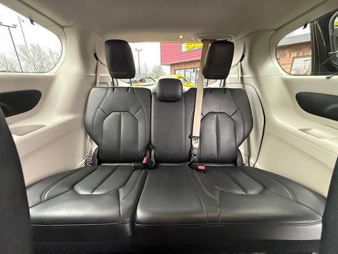 Used 2017 Chrysler Pacifica Touring-L FWD image 19