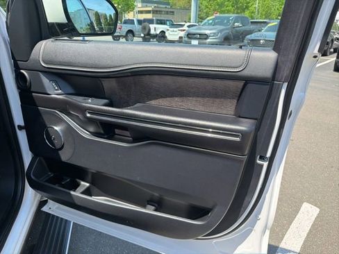 Used 2018 Ford Expedition Limited w/ Equipment Group 302A AWD/4WD image 11